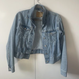 Jeansjacka   - Jätte fin jacka från lager 157, älskar färgen! Ny skick, storlek xs