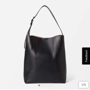 Wera väska - Hjälper en vän med stt sälja denna trendiga väskan som passar perfekt till skolan, jobbet osv. Skön att bära på samt är i väldigt bra skick, som ny. Säljer då hon har många i ungefär samma modell. Köpt för 2000kr 🩷