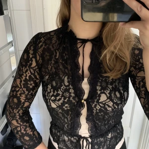 InWear blus - Oanvänd!! Väldigt fin blus från helena kollektionen med inWear🌺 Går att knyta runt halsen, i midjan och går även att knäppa en knapp. Trekvartsärm. 