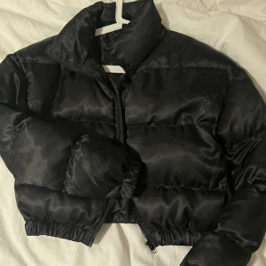 Puffer jacket - Puffer jacka, väldigt modernt nu. Har endast används en gång. Väldigt bra skick 