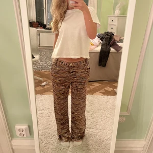 Byxor - Asnajs byxor, flerfärgade med loose fit💓i storlek S från Gateaux!