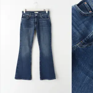 Bootcut jeans, midwaist, mörkblåa ifrån Ginatricot. Inga defekter och relativt nya. Storlek Xs skulle kunna passa S och jag är 165