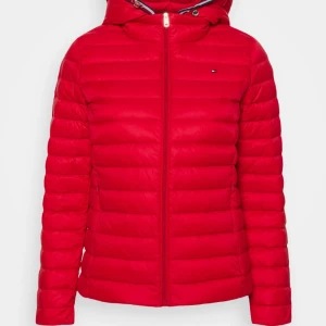 TOMMY HILFIGER Övergångsjacka i Röd - Köpt förra hösten till dottern, ej använd, nyskick. 