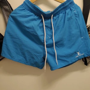 LV streetwear ( logo på shorts lysa fram när den blir blöt) - Hej? Bilderna är kanska slarvig tagen. Skick är bättre var det ser ut på foton. Använder dem mesta av de är knappast används önska du mer bilder ,,det bara pm