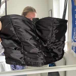Korsett  - En svart korsett från Nelly.com. Perfekt till fest o liknande då de e finare matrial. Använd vid två tillfällen men tyvärr lite tajt så inte kommit till användning mer än så.  Köparen står för priset + frakten ⭐️