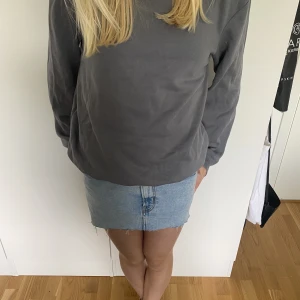 Basic tröja  - Jätten fin gråblå basic tröja från h&m som knappt är andvänd. Säljer då den inte kommer till så mycket andvändning. Passar xs-s💙