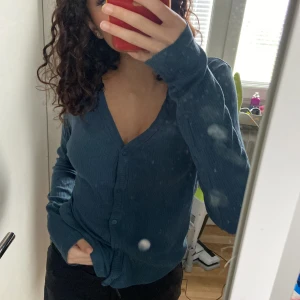 Lång armad tröja  - Man kan antingen ha den med öppna knappar eller stängda, helt ny