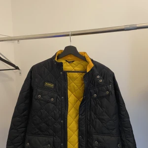 Barbour jacka.  - Säljer nu min barbour jacka som endast är använd nån gång då jag vuxit ur den. Ny skick. Den är i storlek XL ( barn storlek ) så sitter som S. Svarar oftast innom en timme. 