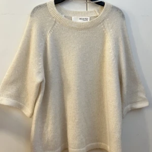 Trekvarts ärmad  topp  - Säljer denna fina topp med trekvarts ärmad 💗