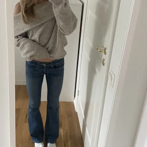 blå low waist jeans - säljer mina blå low waist jeans då dom inte kommer till användning längre💓står ingen storlek i dom men de passar mig som vanligtvis brukar ha S, men passar Xs också. De ge även ett stretchigt material💓pris kan diskuteras 