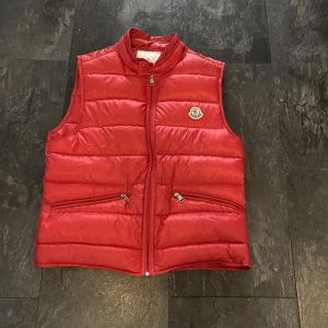 Moncler  - Moncler gui väst  Storlek: 2 (S/M) Cond: 8/10