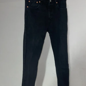 Svarta Levis 501 w30 l32 - Svarta Levis 501 jeans i mycket bra skick. Endast använda några gånger. Storleken är w30 & l32. Säljer eftersom att de ej passar längre. Skick: 9.5/10