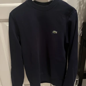 Lacoste tröja  - Snygg tröja från Lacoste. Skick 10/10 använd 1 gång. Köpt på Åhléns i Stockholm för 1300kr 