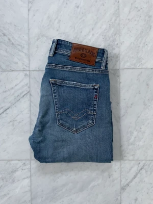 Replay Jeans ’Grover’ - Säljer nu dessa feta Replay jeans i modellen ’Grover’ vilket är en slim passform. Jeansen är i bra skick utan några defekter - Nypris: 1700 kr - Storlek: 30/34 - Hör av er vid minsta fråga eller fundering :)