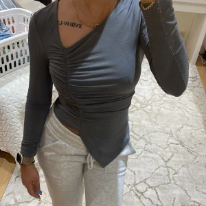 Grå topp - Jättefin topp i bra skick🩶