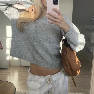 Grå stickad tröja  - Grå stickad tröja, perfekt basplagg. Säljer även linnebyxorna, kika min profil 🌟