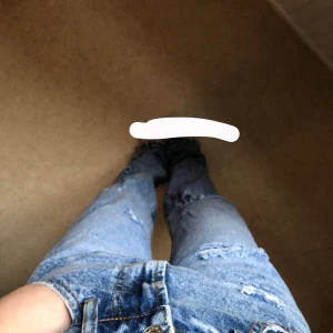 Ur snygga jeans ALDRIG andvända   - Super snygga högmidjade jeans! Aldrig använt, bra skick, håliga! 
