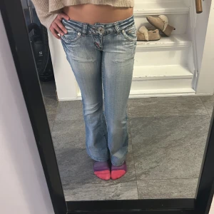 Jeans - Säljer dessa sjukt snygga jeans. Dom är bootcut o lowwaist. De är bara fråga för mer mått.