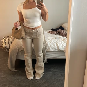 Beigea jeans - Beiga jeans från mango storlek 38. Endast provade. Avklippta längst ner