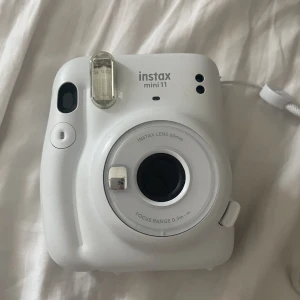 instax mini 11 vit - lite smutsig och en repa på spegeln!  nypris 900-1000kr mitt pris:  679 + frakt💕använt skick!