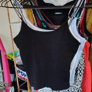 Nytt Svart Croppat Linne 🖤♣️♠️ - Helt nytt Svart linne från lager 157, aldrig använt och prislappen kvar.  (Har redan fast i annan storlek)  Är i ribbad stil, passar xs ✨😘