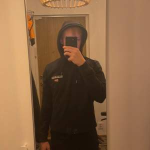 En napapijri hoodie i gott skick, bara använd några gånger. Säljer för att den inte passar mig längre. Pris kan diskuteras. XL fast passar S eller M