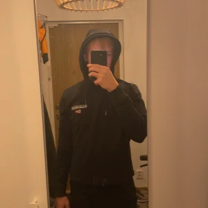 Napapijri hoodie - En napapijri hoodie i gott skick, bara använd några gånger. Säljer för att den inte passar mig längre. Pris kan diskuteras. XL fast passar S eller M