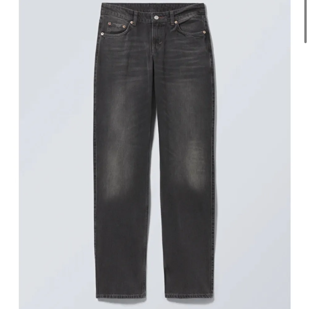 Kommer nu även sälja mina lågmidjade Weekday jeans i färgen Noir Black. Köptes i julas men har inte använts mer än 3 ggr då jag har så många andra jeans. Jättebra skick och jättefin passform . Jeans & Byxor.