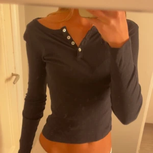 Topp - Fin svart topp från zara som jag inte använder.  Säljer för 129 kr. Strl XS/S