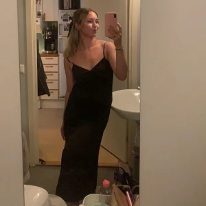 Svart finklänning - Säljer denna fina svarta långklänning från NAKD som jag använt till finsittning💓
