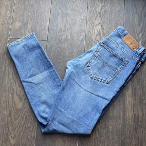 Hej! Säljer min pojkväns jeans som inte riktigt passade på han. Är ”slim fit” med de ska sitta lite löst. Skriv för om du har frågor!