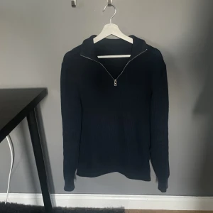Half zip - Mörkblå Half zip i storlek M från zara. Inga skador 