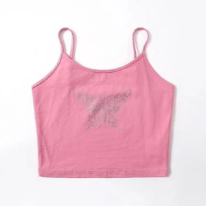 Rosa linne med strass fjäril - Ett jättegulligt y2k rosa linne med en fjäril gjord av strass. Banden på linnet är justerbara och kan därför anpassas utifrån storlek. Endast använd 3 gånger. Den är i storlek S, men väldigt strechig! Skriv för mer info och bilder.