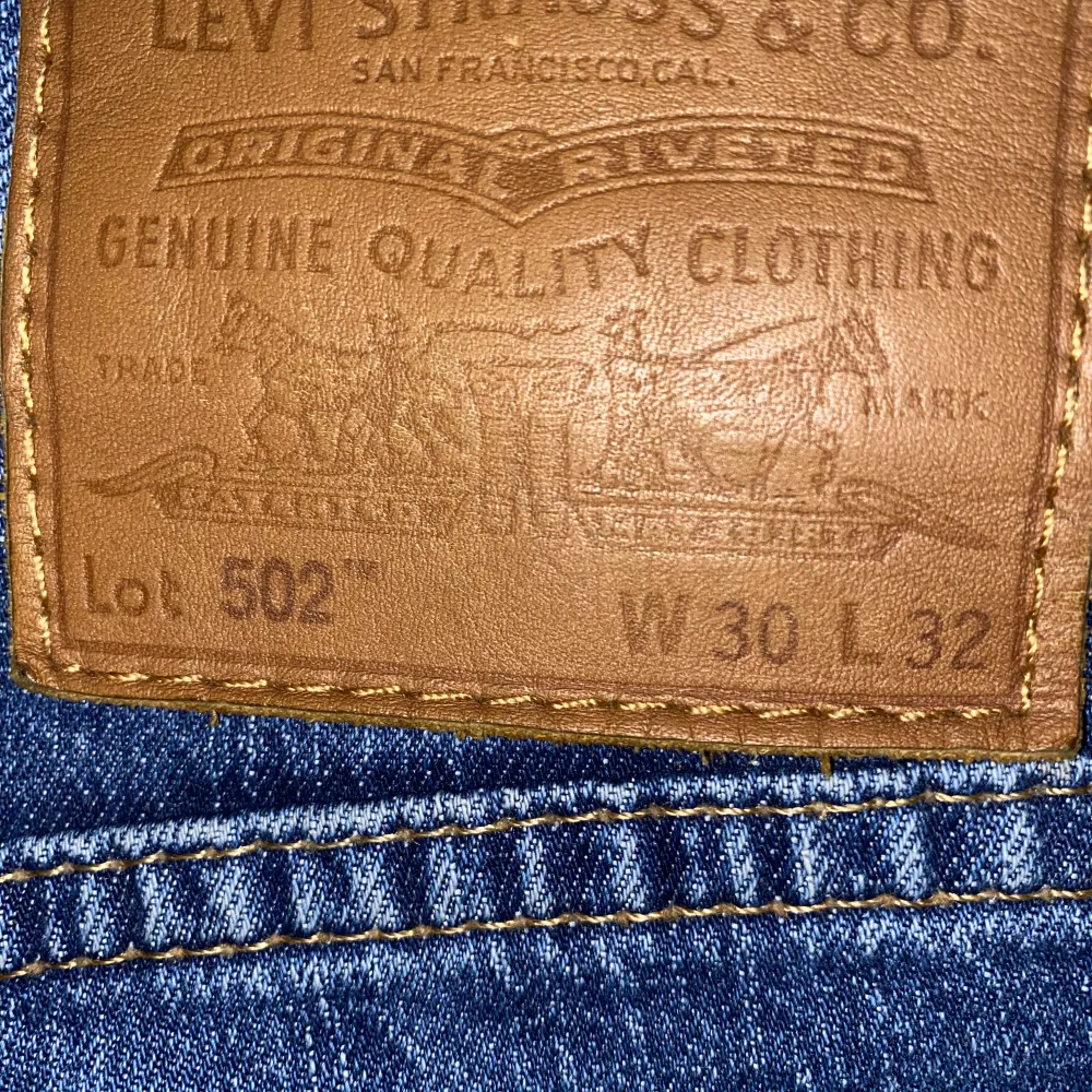 Säljer dessa snygga jeans för de inte passar mig längre. De är i bra skick med inga hål eller liknande utan endast lite slitna om något men jag har endast haft dem under en kortare period. Pris kan varieras vid snabb affär. Nypris 1100kr.. Jeans & Byxor.