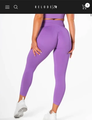 RELODE Radiant Scrunch Tights + Top Mörklila - RELODE Radiant Scrunch Kollektion Tights + Sport-bh i Mörklila. Båda delar i storlek XS. Aldrig använda. Nypris 1098kr, säljs för 450kr. 
