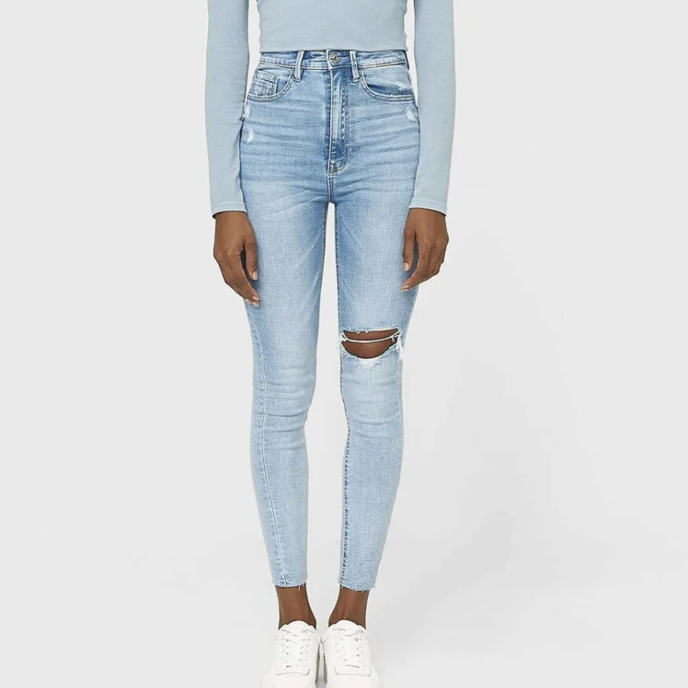 Ljusblå skinny jeans från stradivarius. Använda ca 1 gång. Storlek 34. Nypris var 359:- säljer för 170kr❤️. Jeans & Byxor.