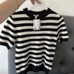 Stickad tröja  - Oanvänd stickad T-shirt, så i nyskick. Säljs då jag köpte fel storlek och inte har kvittot kvar. 
