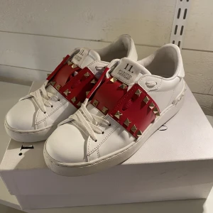Röda valentinos - Röda rockstuds köpa på vestiaire collection för 4,900kr i storlek 36. Aldrig andvänd och i väldigt bra skick (äkta såklart) !!!!!!priset är inte diskuterbart!!!!! 