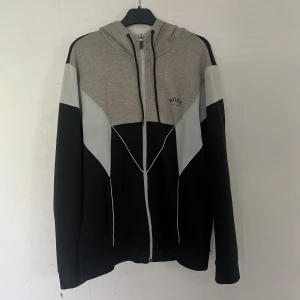 hugo boss kofta - säljer denna jätte fina hugo boss koftan åt min kille i storlek L men passar även M bra. skick 9/10‼️  