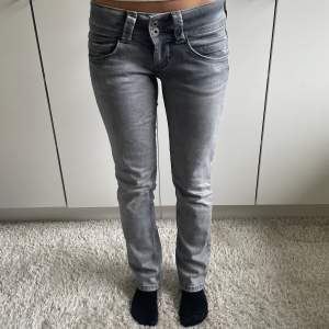 Gråa lågmidjade jeans ”Venus” från pepe i nyskick ❤️‍🔥 köpta på zalando, nypris 999kr Storlek 27/30 ❤️‍🔥❤️‍🔥 modellen är 164cm 