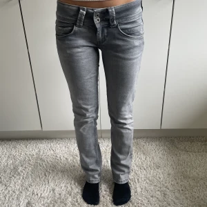 Pepe jeans  - Gråa lågmidjade jeans ”Venus” från pepe i nyskick ❤️‍🔥 köpta på zalando, nypris 999kr Storlek 27/30 ❤️‍🔥❤️‍🔥 modellen är 164cm 