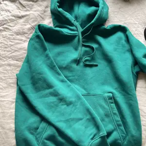 Grön hoodie från zara, aldrig använd💌