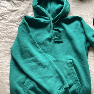 Hoodie - Grön hoodie från zara, aldrig använd💌