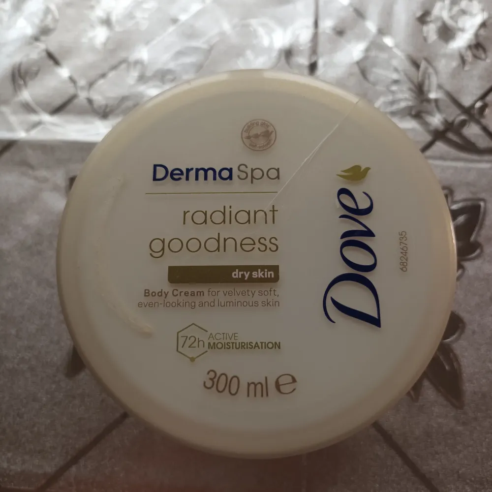 Säljer den har Dove dermaspa body cream 72h moisturizer.  Jag har använda den two gånger bara,men jag är allergisk mot doft produkter, och därför jag sälja den. . Övrigt.