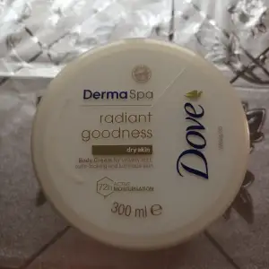 Säljer den har Dove dermaspa body cream 72h moisturizer.  Jag har använda den two gånger bara,men jag är allergisk mot doft produkter, och därför jag sälja den. 