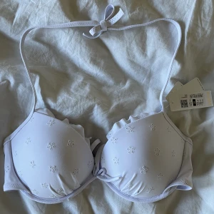 Bikiniöverdel  - Vit bikiniöverdel från Cubus. aldrig testad!