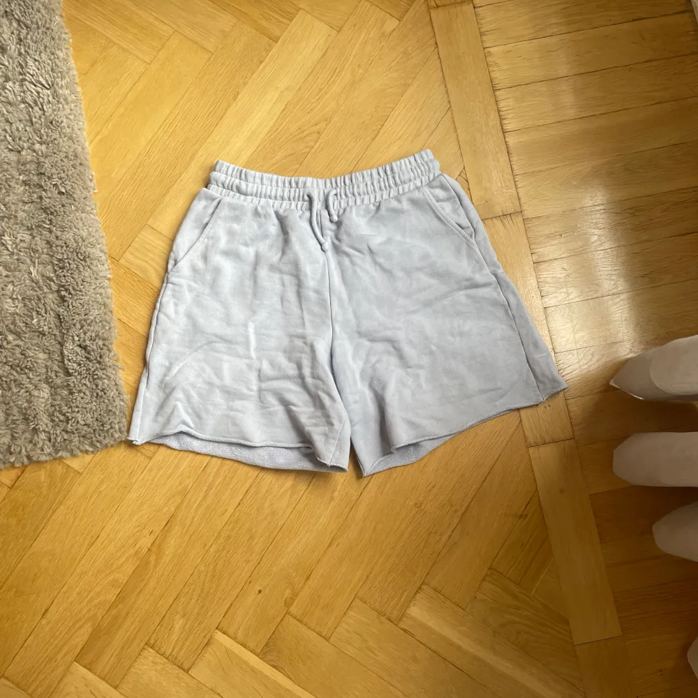 Ljusblå/ljuslila mjukis shorts från HM i storlek S. Shorts.