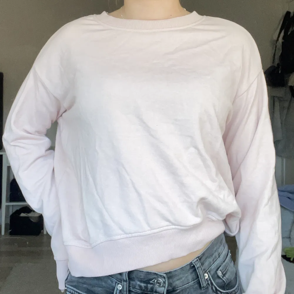 Basic sweatshirt i fin rosa färg! Bra kvalitet och knappt använd. Skulle mer säga att den är som en S än xs.. Tröjor & Koftor.