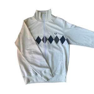 Fred perry  - Tröjan är i bra skick inga defekter! 