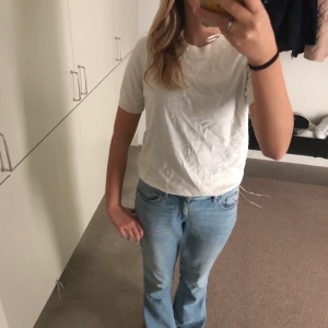 Vit tröja/topp - Säljer den fina tröja som inte används längre🫶 (ser skrynklig ut).Tryck EJ på köp nu! utan kontakta för mer bilder och info.